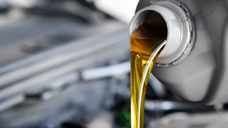 0W40 vs 5W30: Choosing the Right Engine Oil for Your Car