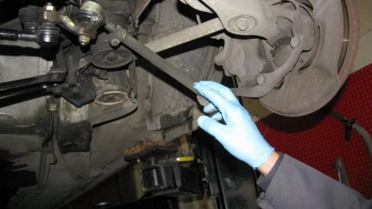 Car Makes Grinding Noise When Turning Right But Not Left: Causes, Diagnosis, and Fixes